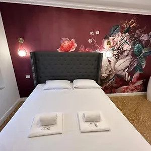  Apartment Raffaello's Place